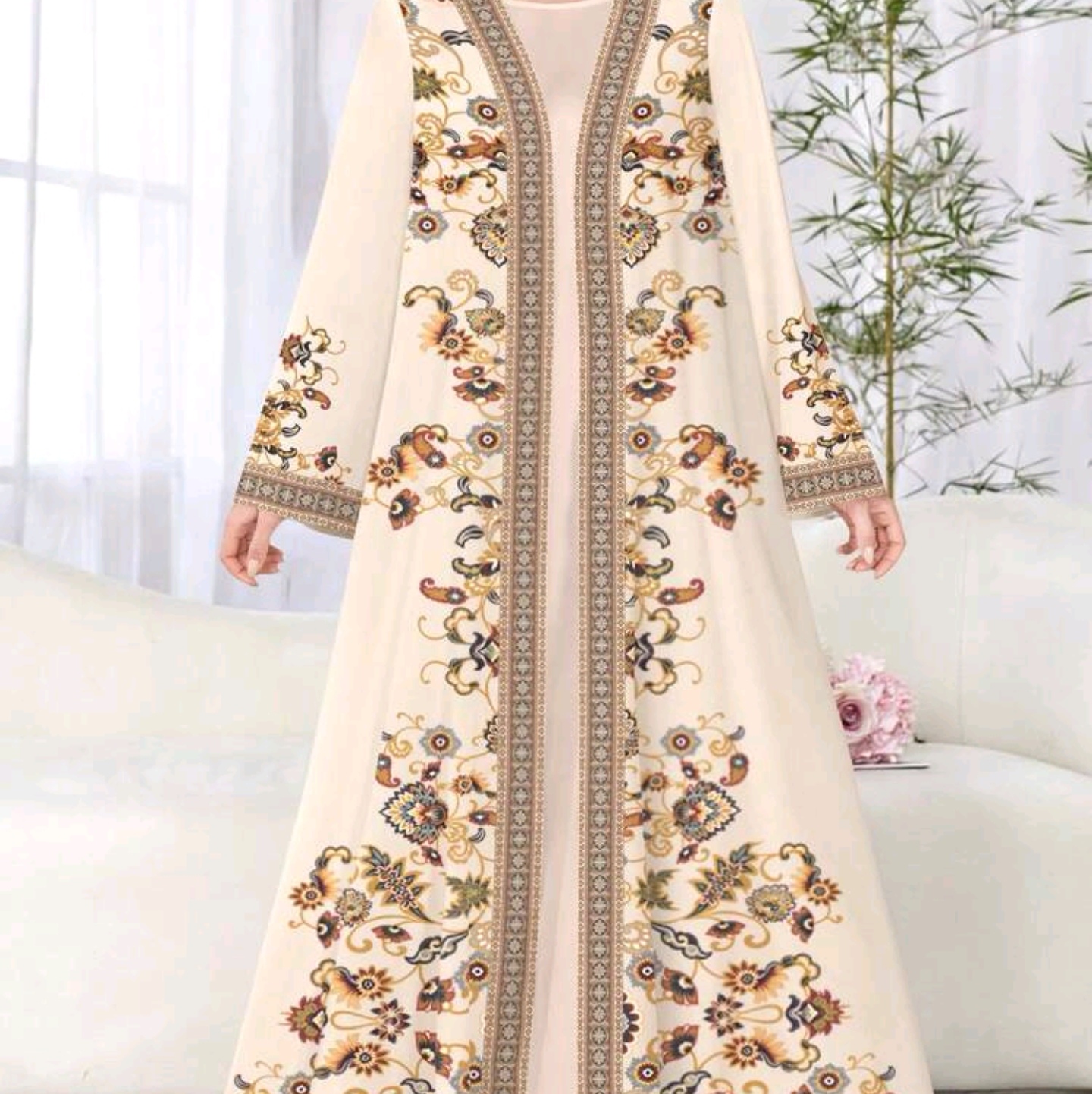 عباية نسائية منقوشة